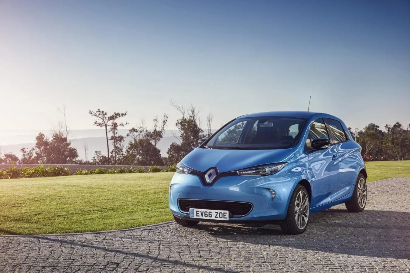 Stories Renault announce new retail offers for April 2 - Stories