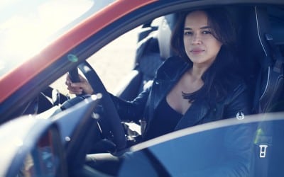 JAGUAR F TYPE SVR 200MPH HERO 05 400x250 - Celebrities