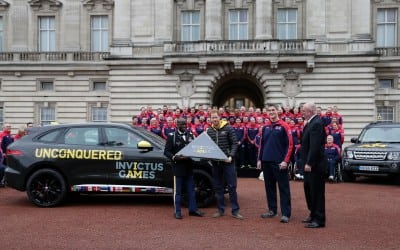 Prince Harry presents the Invictus Games Flag to US Team Captain Will Reynolds 1 400x250 - Celebrities