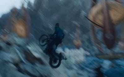 captain kirk goes freestyle mx in the new star trek beyond movie video 6 400x250 - Celebrities
